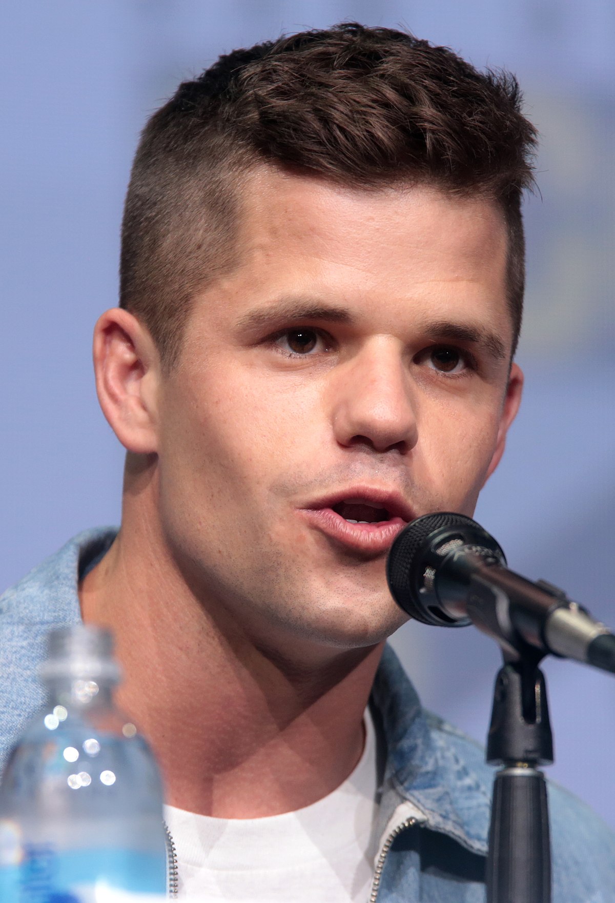 How tall is Charlie Carver?